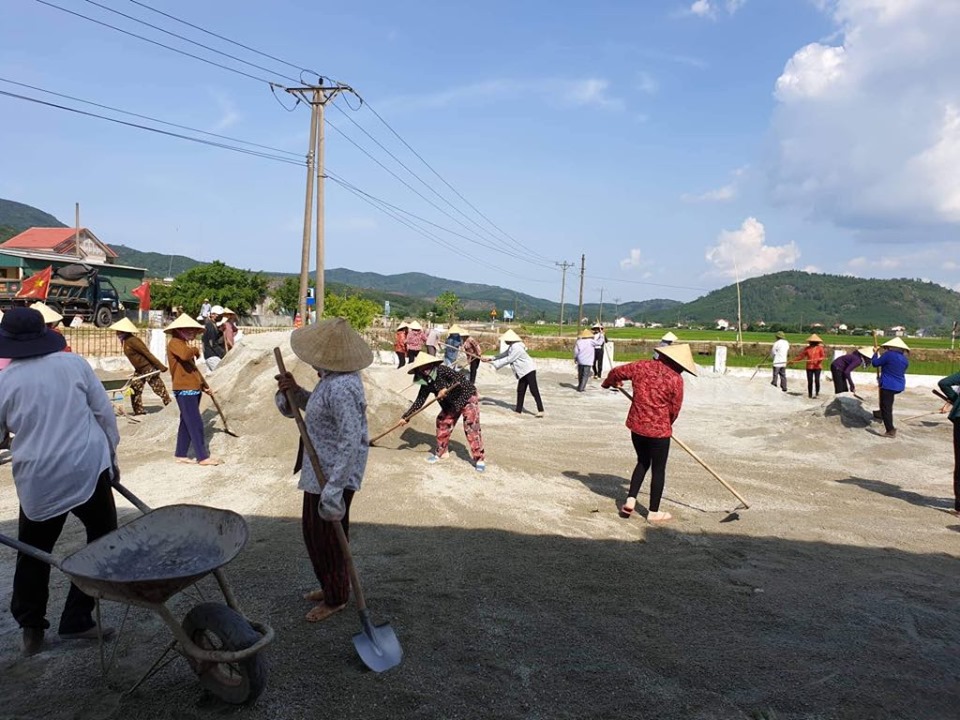 Nhân dân lao động tại hội quán thôn