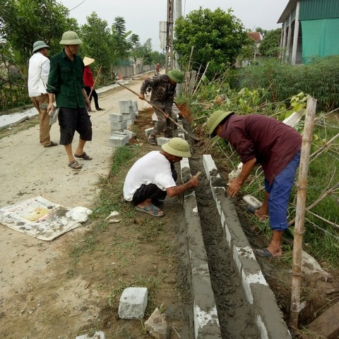 Hội cựu chiến binh thôn 4 xây bồn hoa