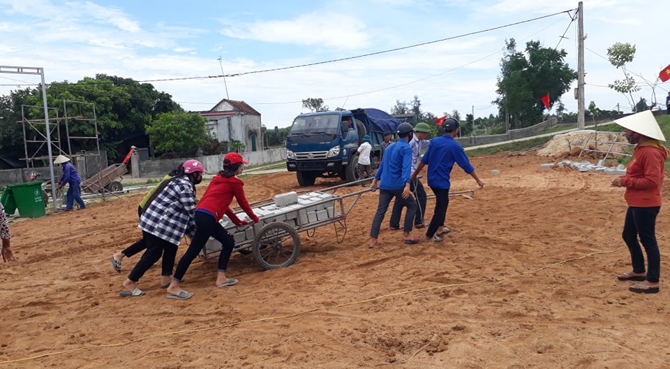 Lao động san lấp mặt bằng tại hội quán